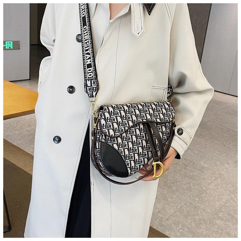 New Fashion Letter Printed Ladies Crossbody Bag Girls Hundred Casual Underarm Bag Comfortable Wide Shoulder Strap Shoulder Bag M