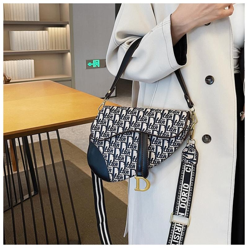 New Fashion Letter Printed Ladies Crossbody Bag Girls Hundred Casual Underarm Bag Comfortable Wide Shoulder Strap Shoulder Bag M