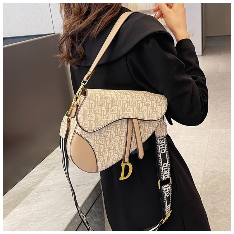 New Fashion Letter Printed Ladies Crossbody Bag Girls Hundred Casual Underarm Bag Comfortable Wide Shoulder Strap Shoulder Bag M