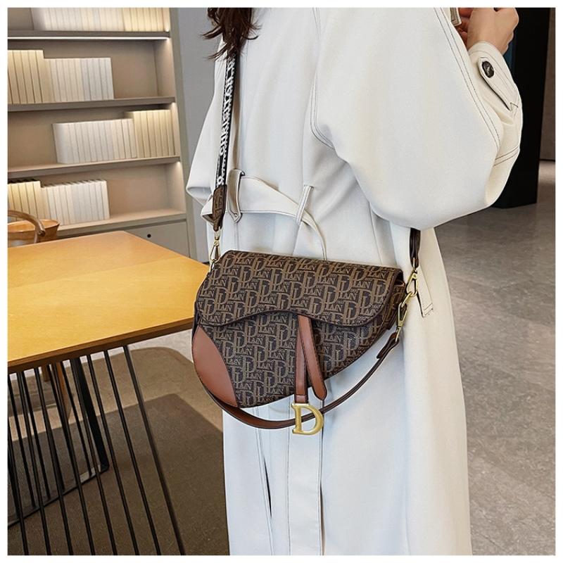 New Fashion Letter Printed Ladies Crossbody Bag Girls Hundred Casual Underarm Bag Comfortable Wide Shoulder Strap Shoulder Bag M