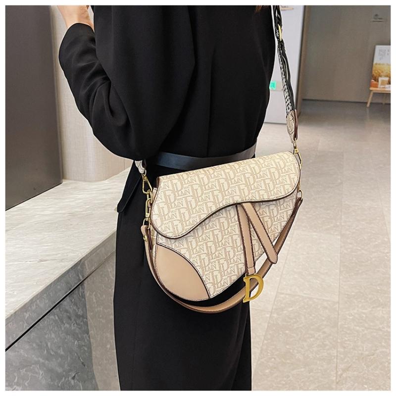 New Fashion Letter Printed Ladies Crossbody Bag Girls Hundred Casual Underarm Bag Comfortable Wide Shoulder Strap Shoulder Bag M