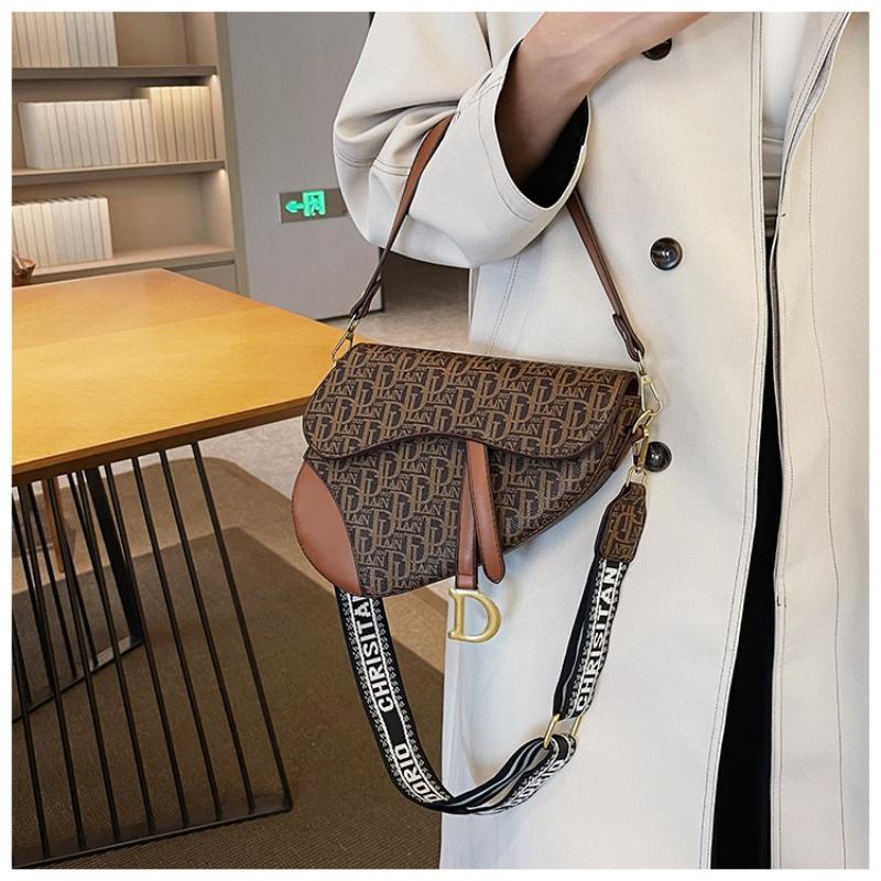 New Fashion Letter Printed Ladies Crossbody Bag Girls Hundred Casual Underarm Bag Comfortable Wide Shoulder Strap Shoulder Bag M